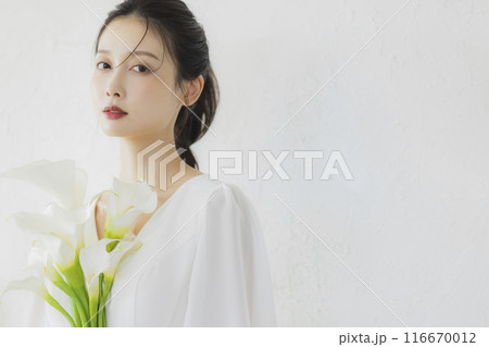 ウェディングドレスを着た女性  116670012