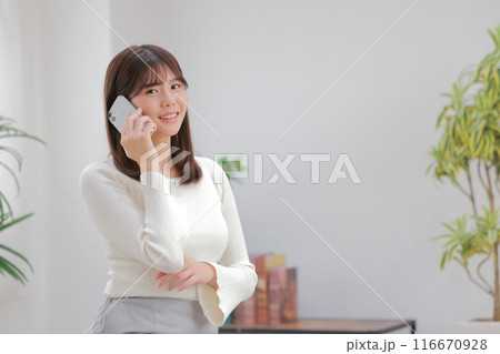 電話する若い女性1 116670928