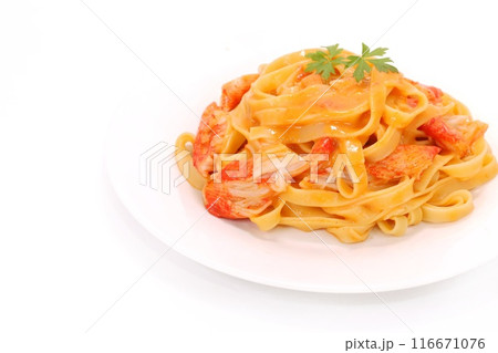 カニ風味のトマトクリームパスタ カニカマ使用 明るい背景 カニ風味のトマトクリームパスタ カニカマ使用 明るい背景 116671076