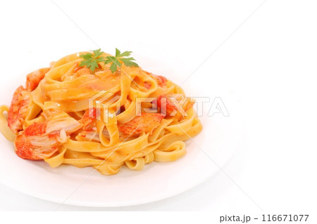 カニ風味のトマトクリームパスタ カニカマ使用 明るい背景 カニ風味のトマトクリームパスタ カニカマ使用 明るい背景 116671077
