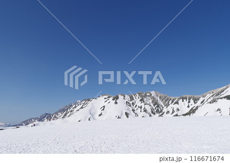 5月上旬の立山黒部アルペンルート　立山室堂平から別山　剱御前の眺め 116671674