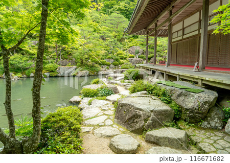 滋賀県東近江市 新緑の百済寺本坊と池泉回遊式庭園の池 滋賀県東近江市 新緑の百済寺本坊と池泉回遊式庭園の池 116671682