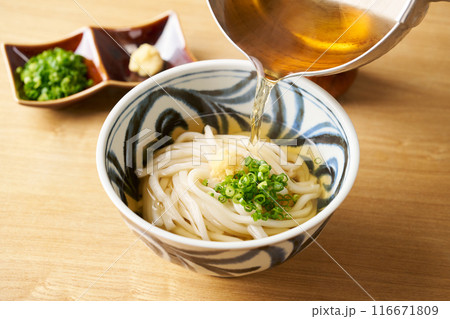 うどんに熱々の汁を注ぐ 116671809