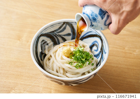 冷やしぶっかけうどん 麺汁を注ぐ 冷やしぶっかけうどん 麺汁を注ぐ 116671941