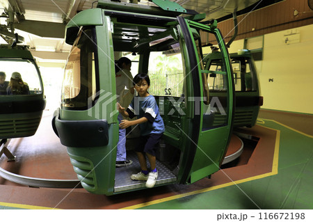 スカイレール中間駅に到着 スカイレール中間駅に到着 116672198