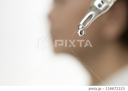 ヒアルロン酸　美容液　女性 116672223