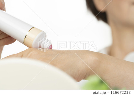 ヒアルロン酸　美容液　女性手元 116672238