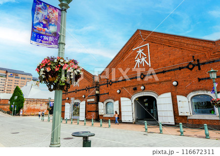 花飾りと赤煉瓦倉庫群 花飾りと赤煉瓦倉庫群 116672311