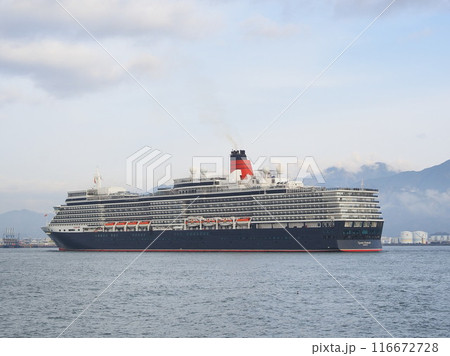 静岡県　清水港に入港するクイーンエリザベス　4月 116672728
