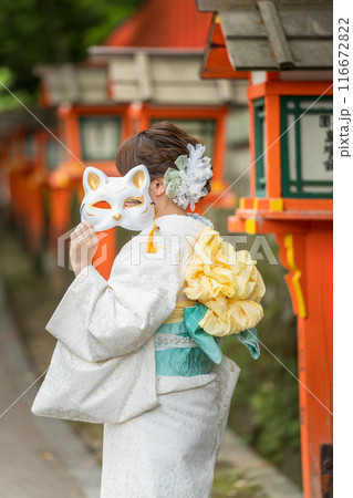 神社でお参りする着物姿の女性 神社でお参りする着物姿の女性 116672822
