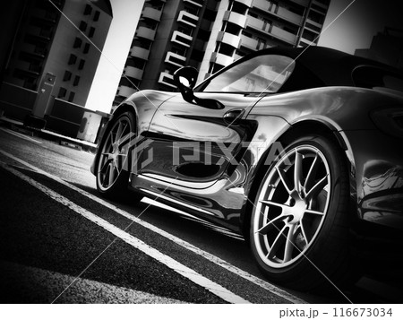 ピカピカの黒いスポーツカー 116673034