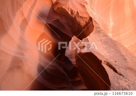 アンテロープキャニオンの美しい岩 116673610
