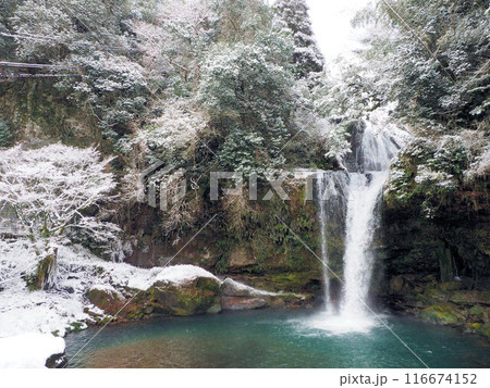 凍てつく冬の慈恩の滝　大分県玖珠郡玖珠町山浦 116674152