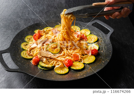 パスタ Spaghetti made at an outdoor party パスタ Spaghetti made at an outdoor party 116674266
