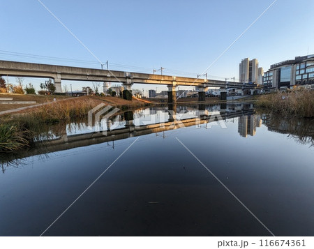 柏の葉T-SITE前のアクアテラスとTXの高架　水鏡 116674361
