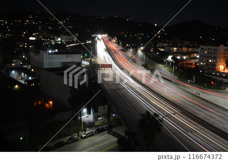ハリウッドの夜のフリーウェイ 116674372