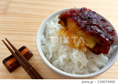 チーズインハンバーグをのせたご飯 チーズインハンバーグをのせたご飯 116674900