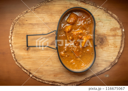 アウトドアでカレー　Curry with spices at the campsite 116675067