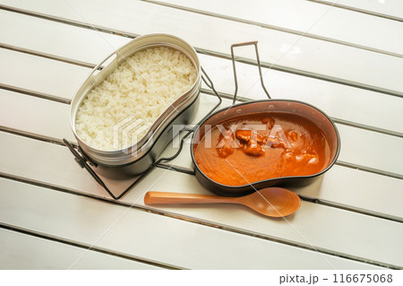 アウトドアでカレー　Curry with spices at the campsite 116675068