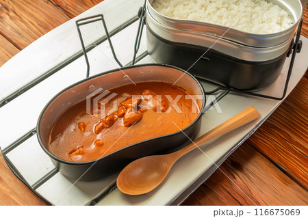 アウトドアでカレー　Curry with spices at the campsite 116675069