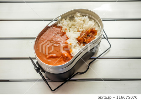 アウトドアでカレー　Curry with spices at the campsite 116675070