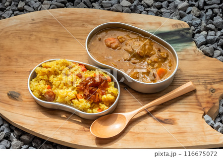 アウトドアでカレー　Curry with spices at the campsite 116675072
