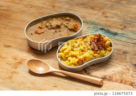 アウトドアでカレー　Curry with spices at the campsite 116675073