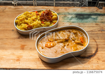 アウトドアでカレー　Curry with spices at the campsite 116675074