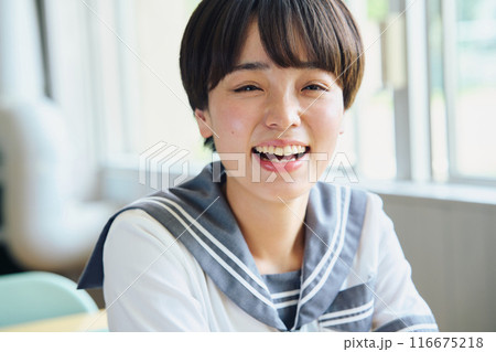 笑顔の女子高生 116675218
