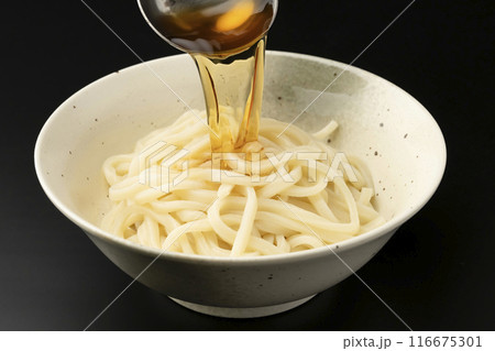 ぶっかけうどん 麺つゆをかける ぶっかけうどん 麺つゆをかける 116675301