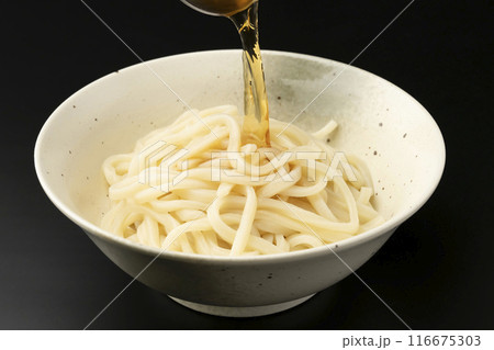 ぶっかけうどん　麺つゆをかける 116675303