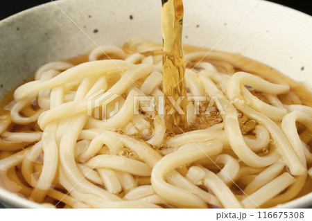 ぶっかけうどん　麺つゆをかける 116675308