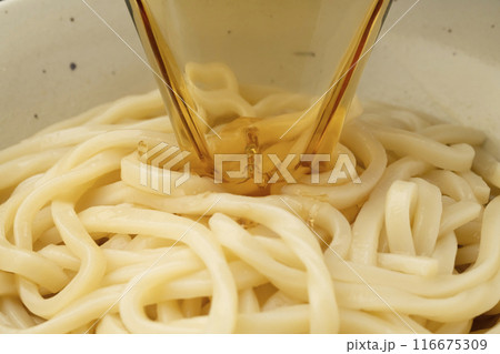 ぶっかけうどん 麺つゆをかける ぶっかけうどん 麺つゆをかける 116675309