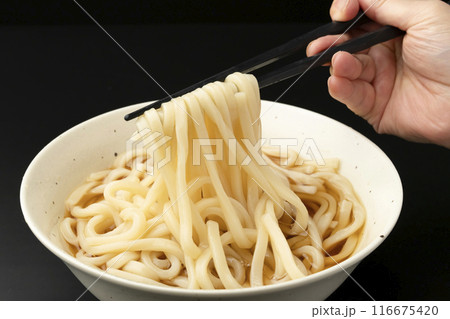 ぶっかけうどん 箸あげ 箸で持ち上げる ぶっかけうどん 箸あげ 箸で持ち上げる 116675420