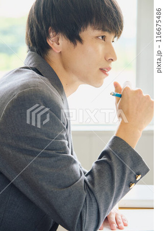 勉強する男子学生 116675486