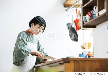 キッチンで料理をする女性 116675674