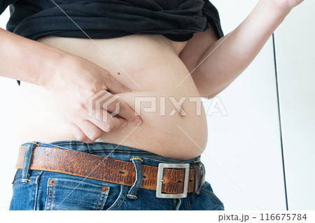 肥満と生活習慣病をイメージした男性のお腹 116675784