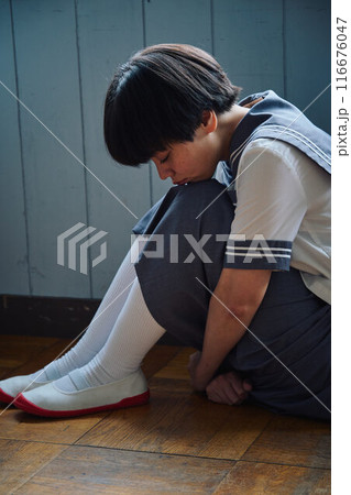 落ち込む女子校生 落ち込む女子校生 116676047