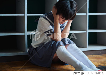落ち込む女子校生 116676054