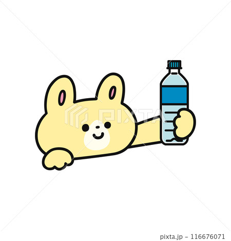 ペットボトルを持ったかわいいウサギ ペットボトルを持ったかわいいウサギ 116676071