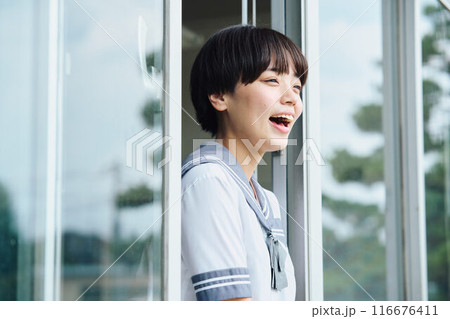 窓から応援する女子高校生 116676411