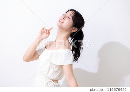 ビューティー 夏イメージ 白いワンピースを着ている女性 ビューティー 夏イメージ 白いワンピースを着ている女性 116676422