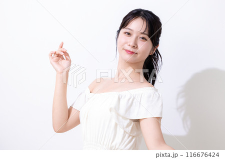 ビューティー 夏イメージ 白いワンピースを着ている女性 ビューティー 夏イメージ 白いワンピースを着ている女性 116676424