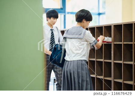 登下校する高校生 116676429