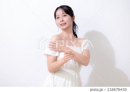 ビューティー　夏イメージ　白いワンピースを着ている女性 116676430