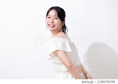 ビューティー　夏イメージ　白いワンピースを着ている女性 116676436