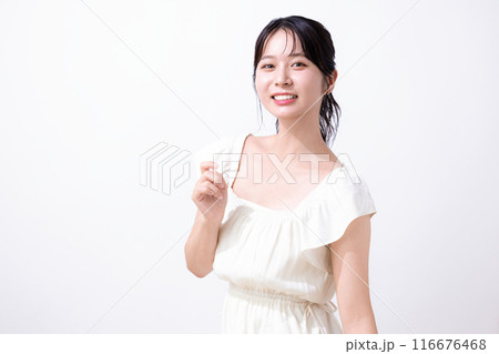 ビューティー 夏イメージ 白いワンピースを着ている女性 ビューティー 夏イメージ 白いワンピースを着ている女性 116676468