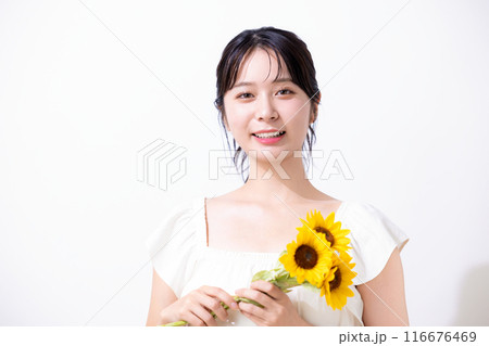 ビューティー 夏イメージ 白いワンピースを着ている女性 ビューティー 夏イメージ 白いワンピースを着ている女性 116676469
