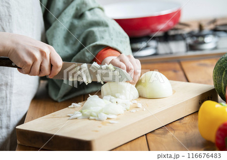 キッチンで料理をする女性 116676483