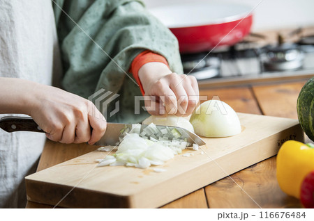 キッチンで料理をする女性 116676484